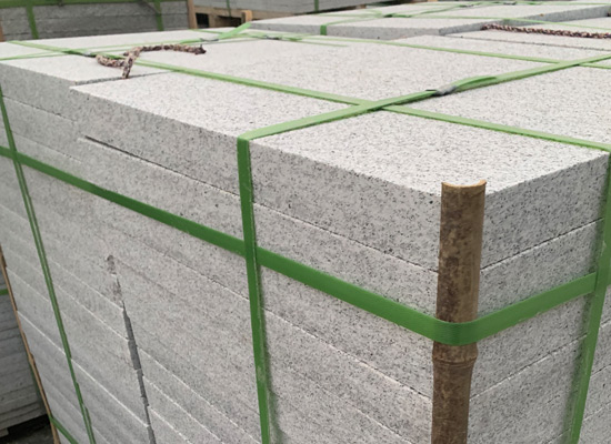 芝麻黑花崗巖做擋土墻外飾面時與混凝土墻體的連接構(gòu)造形式